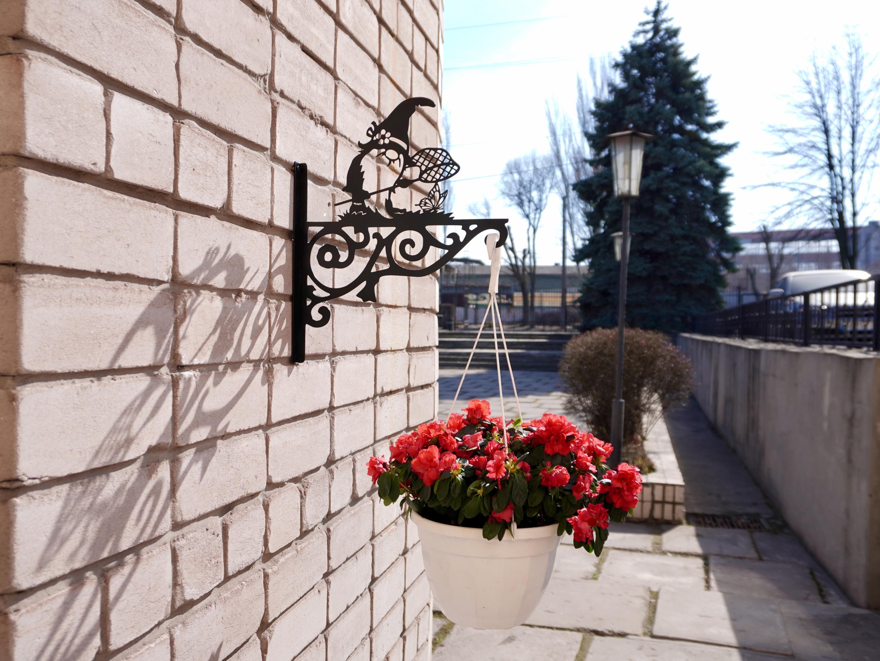 Garden gnome metal hanger