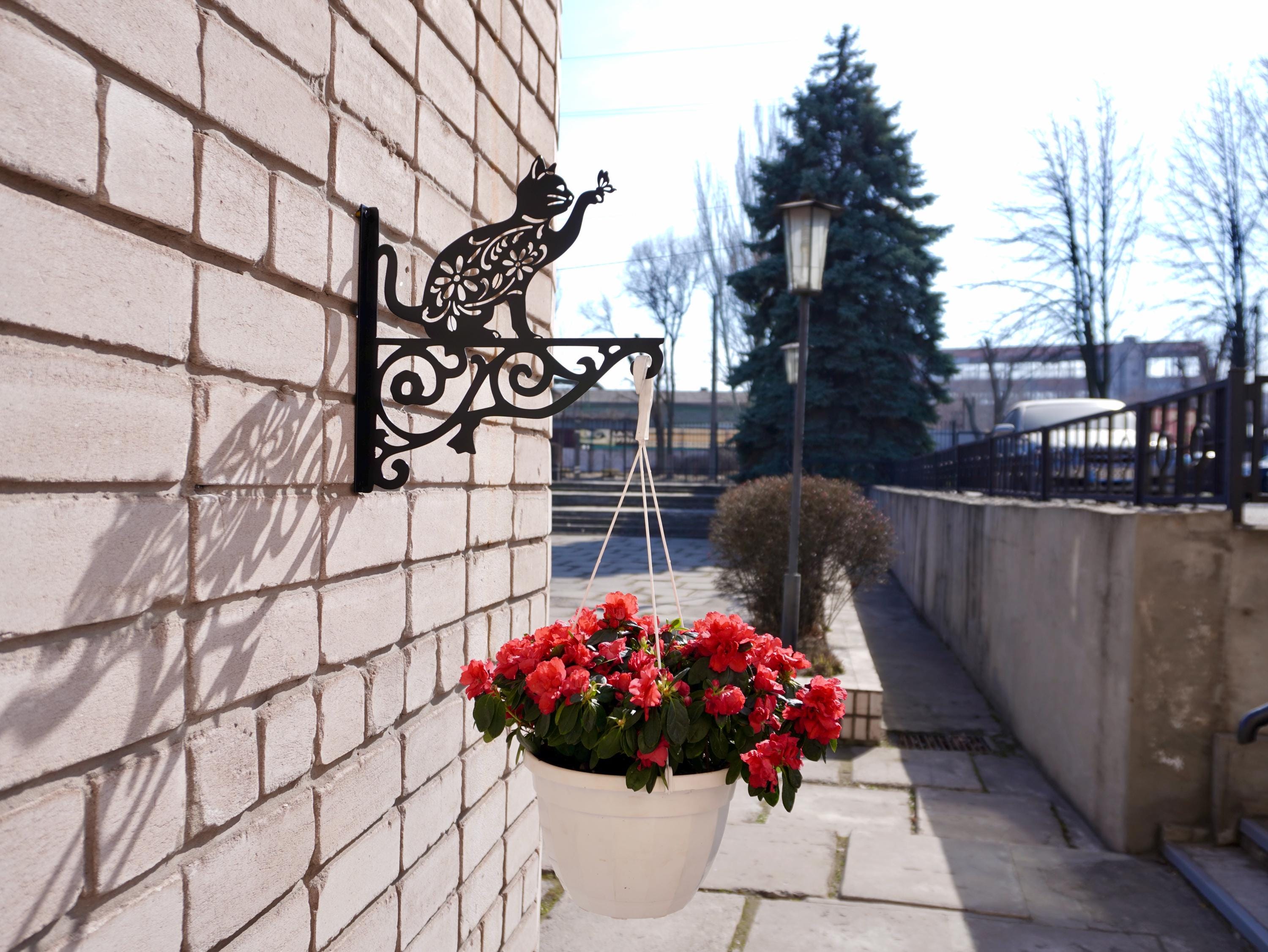 Cat with patterns metal outdoor plant hanger