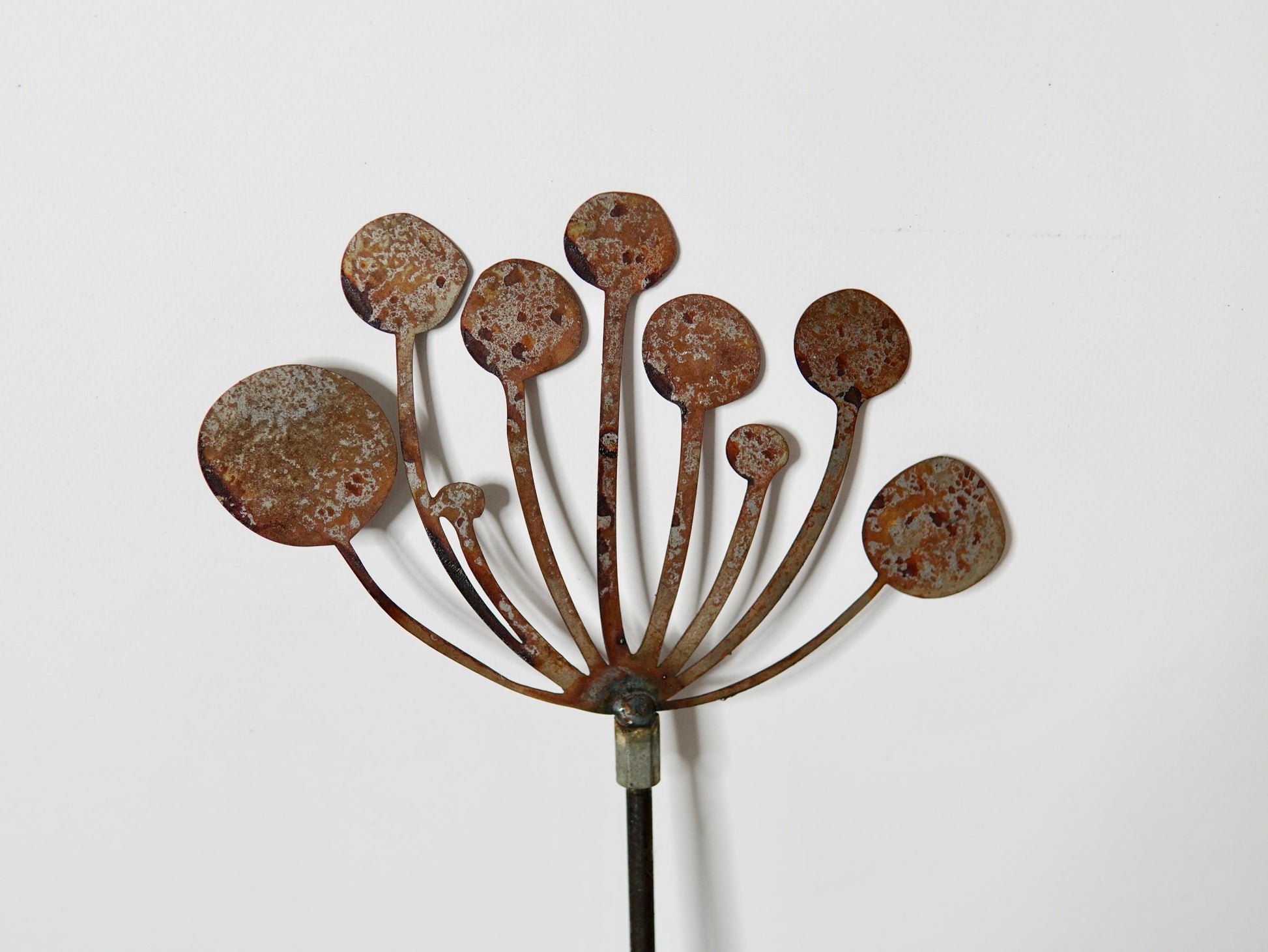 Oxidized Metal Fennel Stake for Yard or Patio Corners. Antique-style G — 2