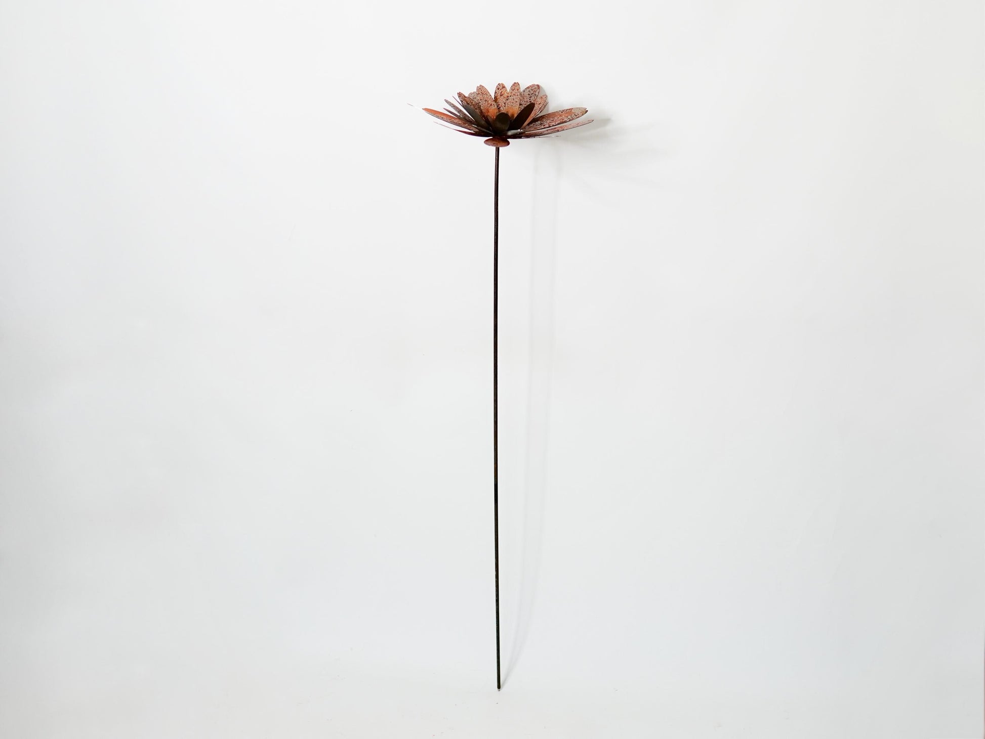 Gerbera Flower for Your Lawn. Rusty Stake Decorations for Patio or Yar — 2
