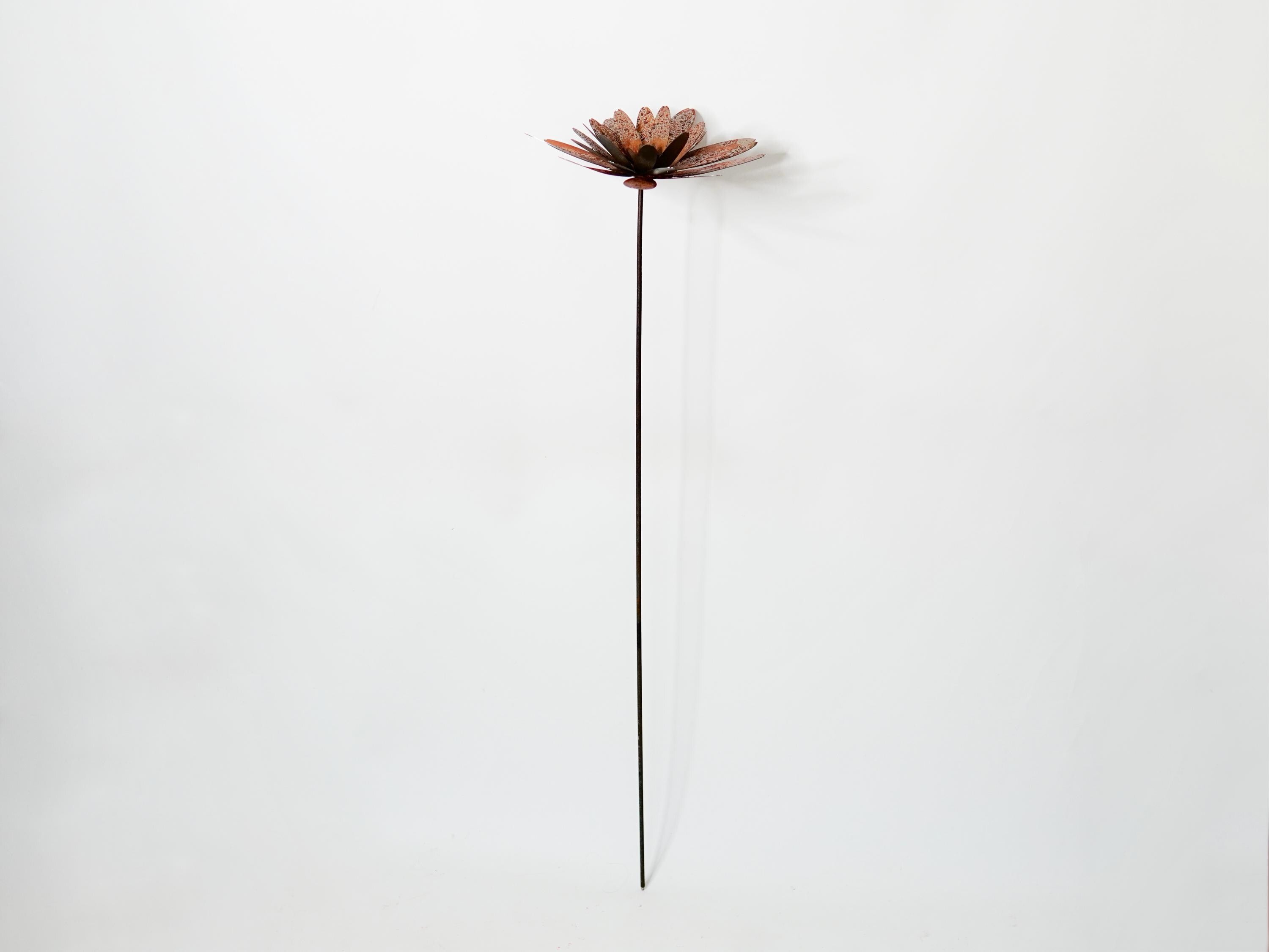 Gerbera Flower for Your Lawn. Rusty Stake Decorations for Patio or Yar — 2